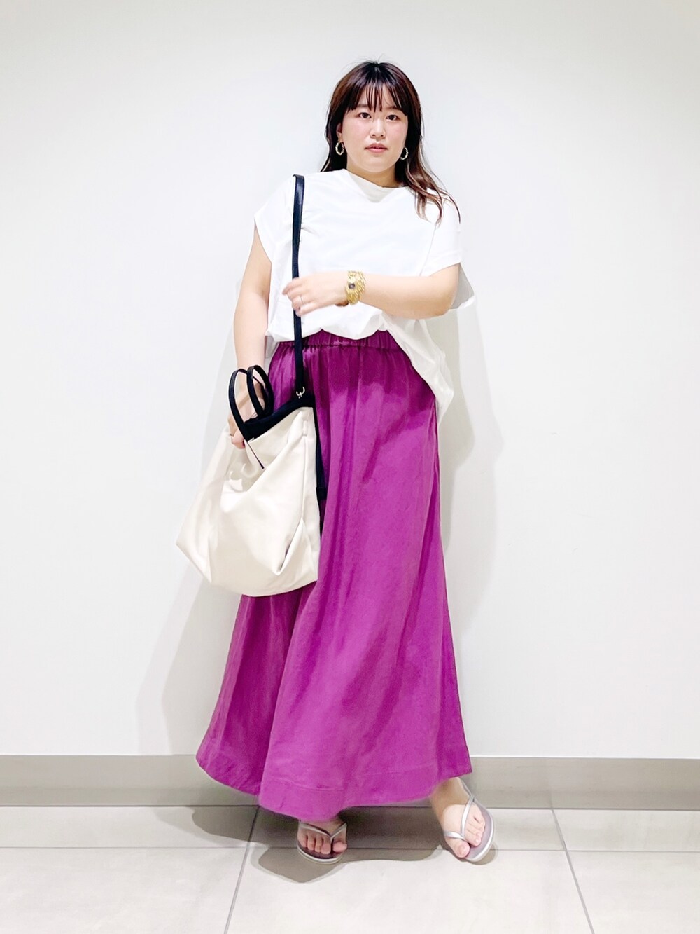 ホワイト系のTシャツ/カットソー、パープル系のスカート、ホワイト系のトートバッグを着用したレディースの夏コーディネートの9枚目の写真