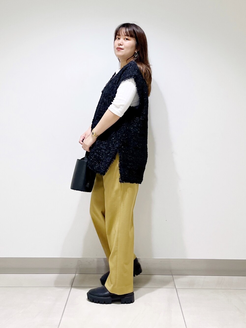 ブラック系のトップス、イエロー系のその他パンツ、ブラック系のショルダーバッグを着用したレディースの夏コーディネートの7枚目の写真