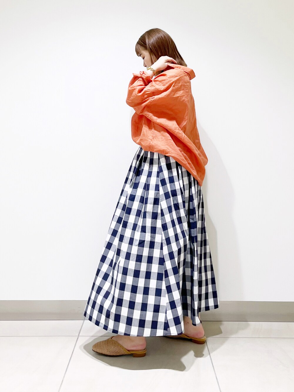 オレンジ系のトップス、その他のスカート、イエロー系のサンダルを着用したレディースの春コーディネートの4枚目の写真