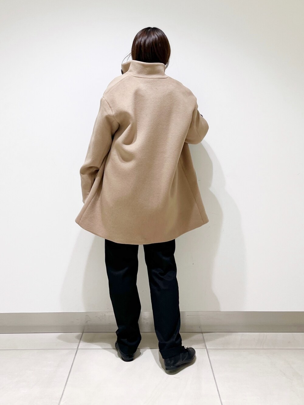 ベージュ系のその他アウター、ベージュ系のニット/セーター、ブラック系のその他パンツを着用したレディースの冬コーディネートの6枚目の写真