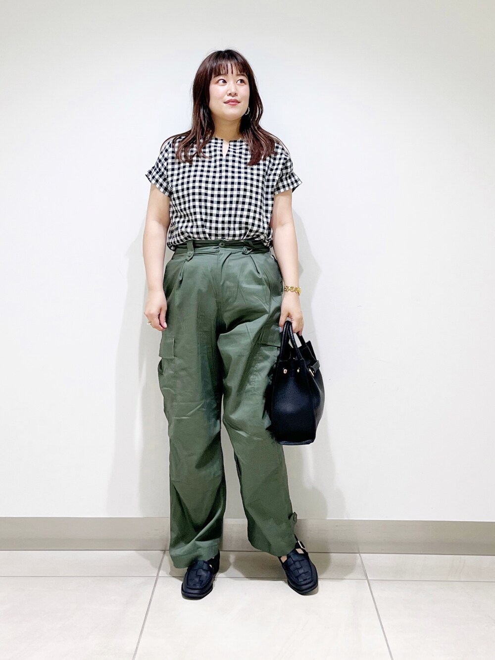 その他のシャツ/ブラウス、グリーン系のパンツ、ブラック系のトートバッグを着用したレディースの夏コーディネートの3枚目の写真