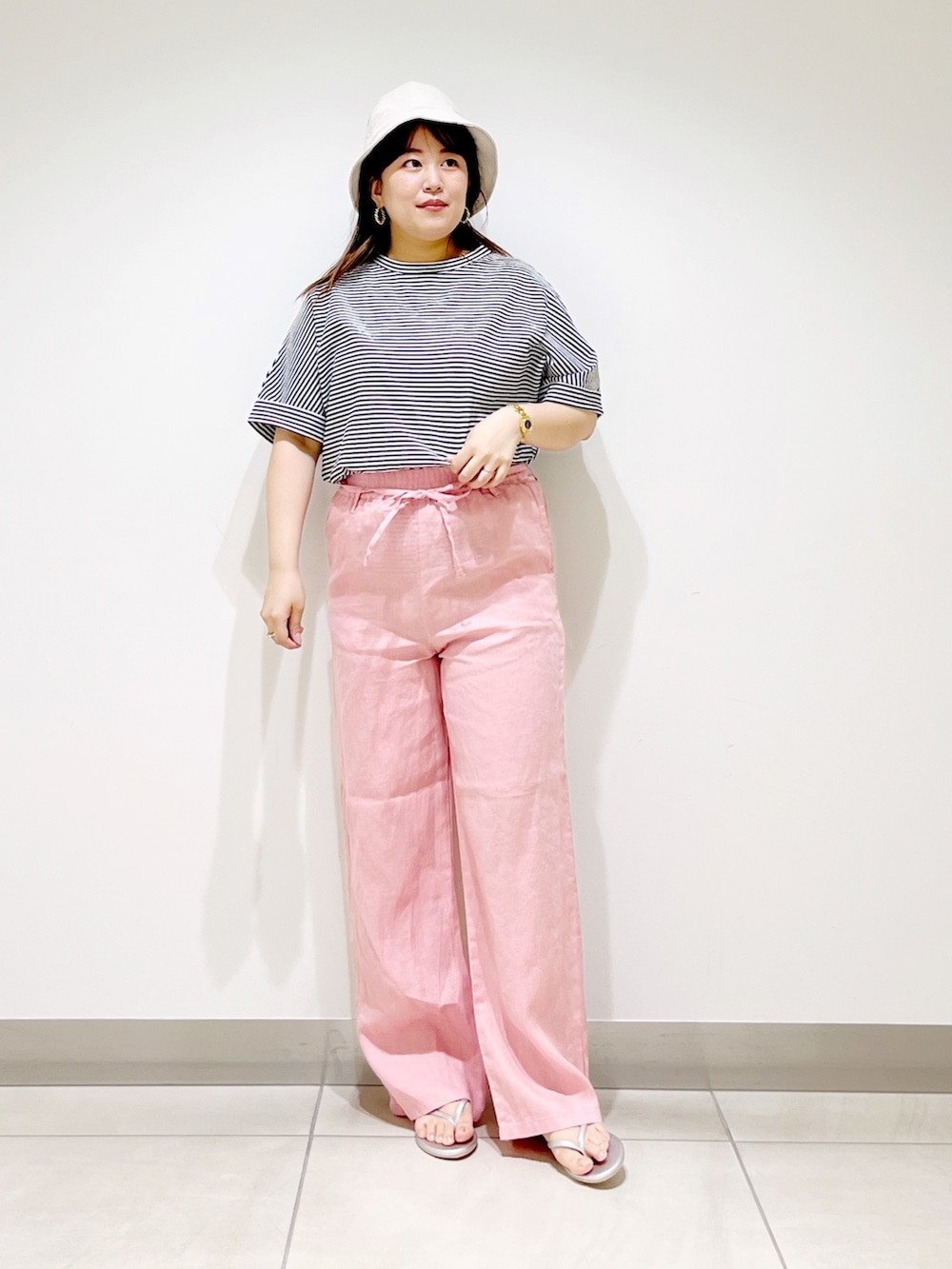 ピンク系のその他パンツ、ホワイト系のTシャツ/カットソー、シルバー系のサンダルを着用したレディースの夏コーディネートの6枚目の写真