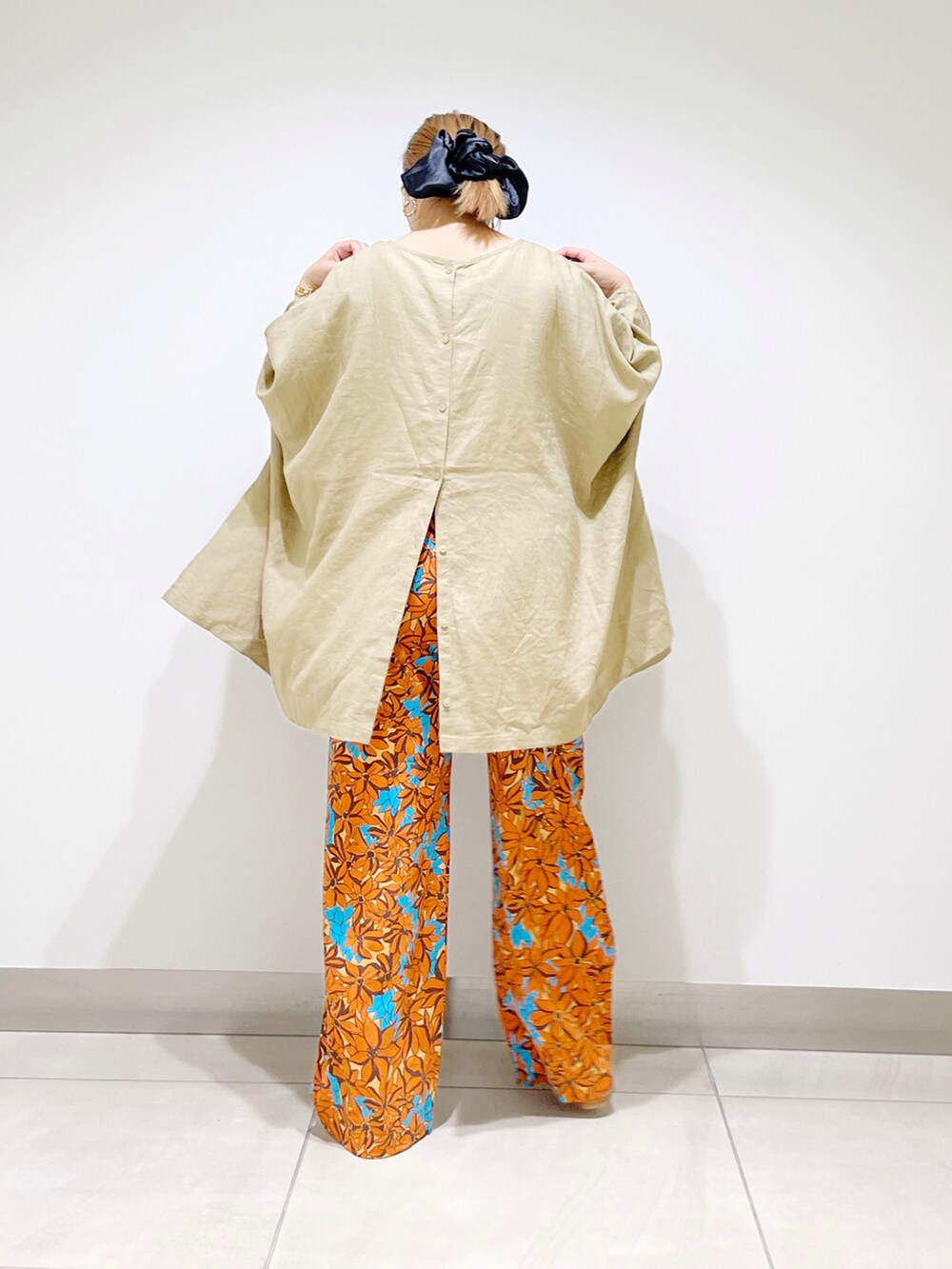 オレンジ系のその他パンツ、ベージュ系のシャツ/ブラウス、ベージュ系のサンダルを着用したレディースの夏コーディネートの4枚目の写真