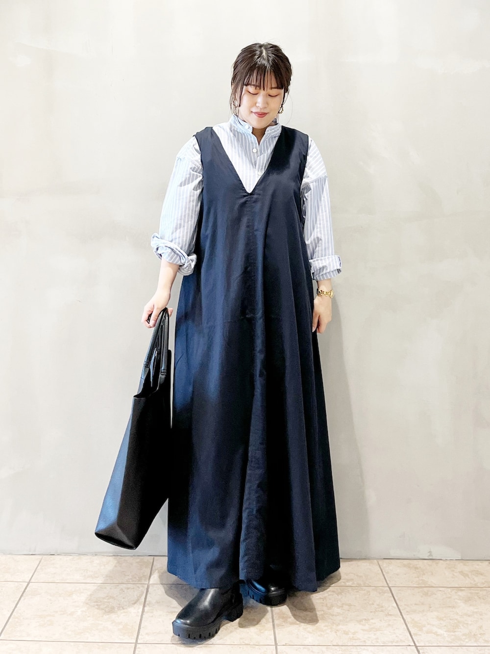 ブルー系のワンピース、ブルー系のシャツ/ブラウス、ブラック系のトートバッグを着用したレディースの秋コーディネートの7枚目の写真