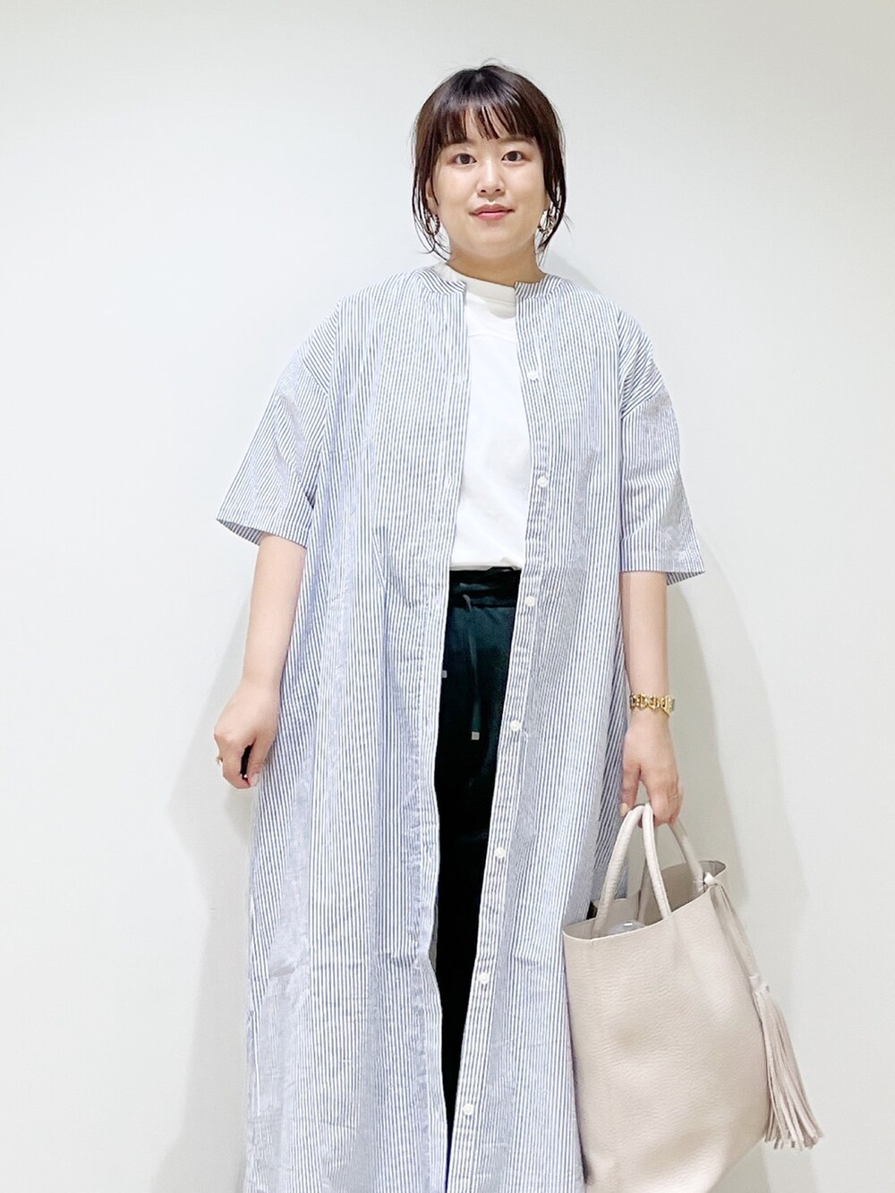 ブルー系のワンピース/ドレス、ホワイト系のトップス、グリーン系のパンツを着用したレディースの夏コーディネートの4枚目の写真