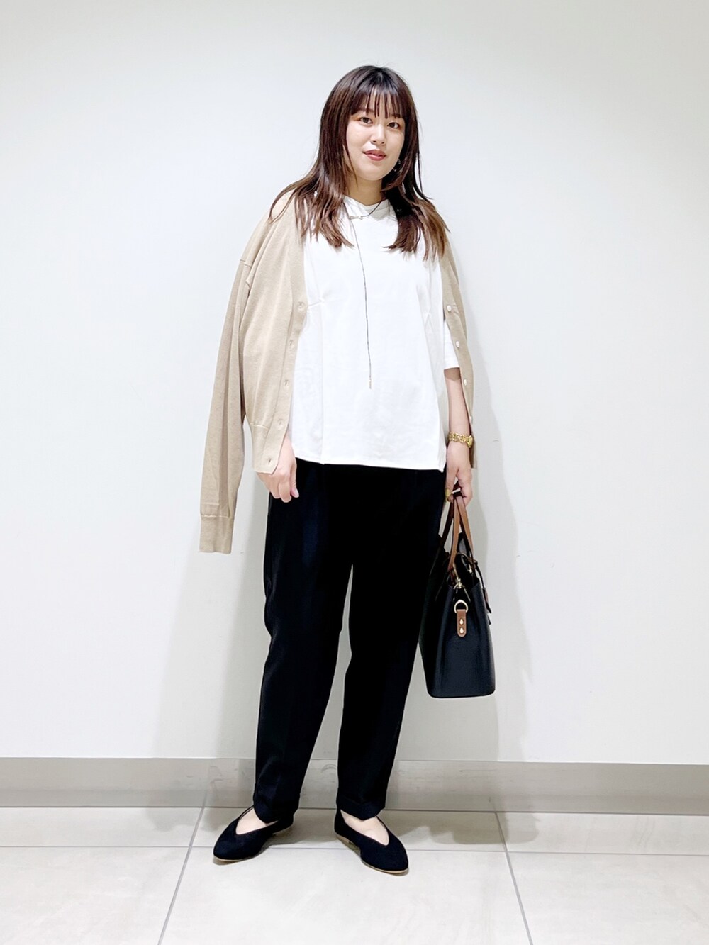 ホワイト系のTシャツ/カットソー、ベージュ系のカーディガン/ボレロ、ブルー系のパンツを着用したレディースの夏コーディネートの7枚目の写真