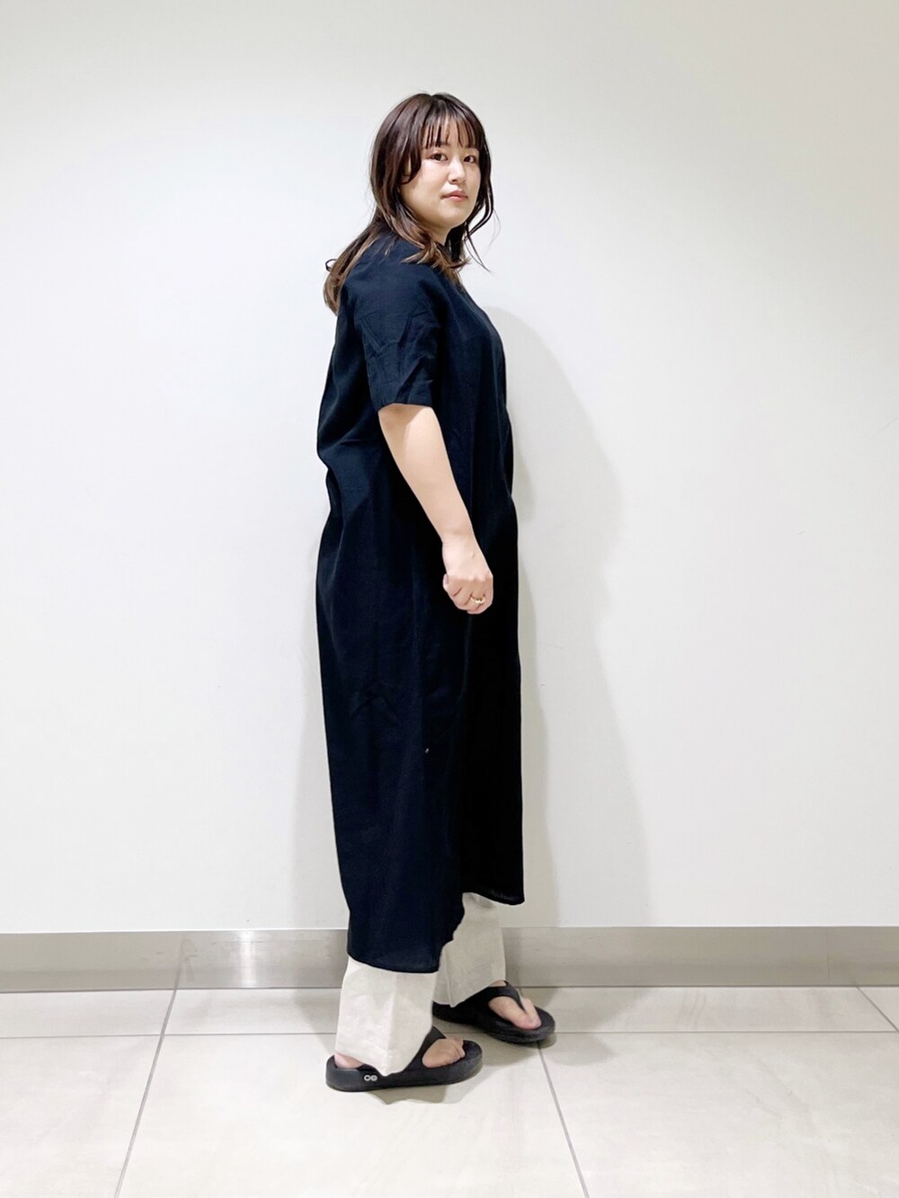 ブラック系のワンピース、ベージュ系のその他パンツ、ブラック系のサンダルを着用したレディースの春コーディネートの4枚目の写真