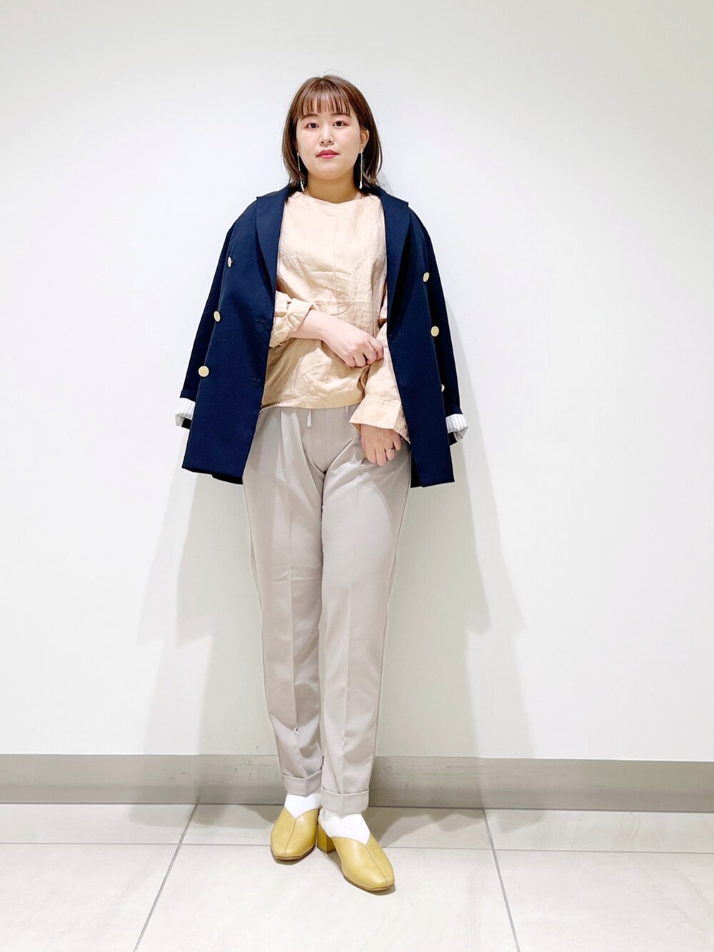 ピンク系のシャツ/ブラウス、ブルー系のその他アウター、ベージュ系のその他パンツを着用したレディースの春コーディネートの4枚目の写真