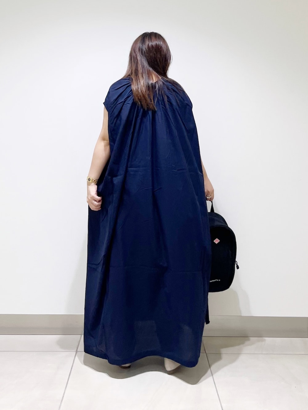 ブラック系のその他パンツ、ブルー系のワンピース、ブラウン系のタンクトップを着用したレディースの夏コーディネートの6枚目の写真