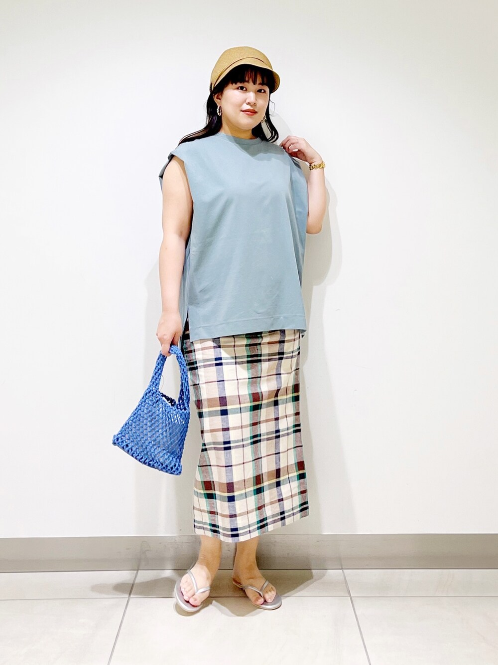 ブルー系のTシャツ/カットソー、グリーン系のスカート、ブルー系のハンドバッグを着用したレディースの夏コーディネートの6枚目の写真