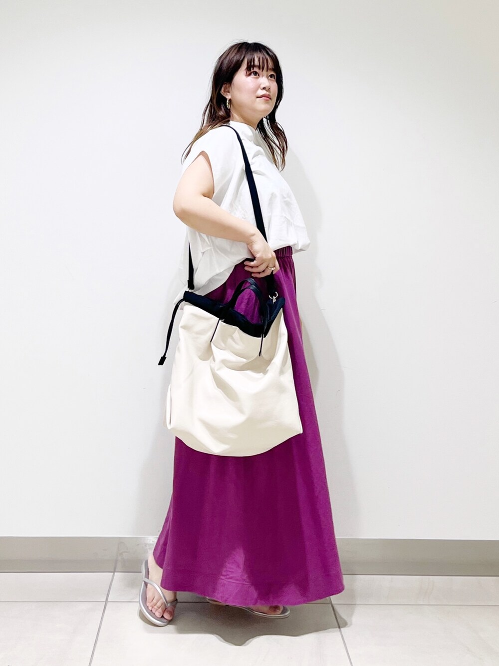ホワイト系のTシャツ/カットソー、パープル系のスカート、ホワイト系のトートバッグを着用したレディースの夏コーディネートの3枚目の写真
