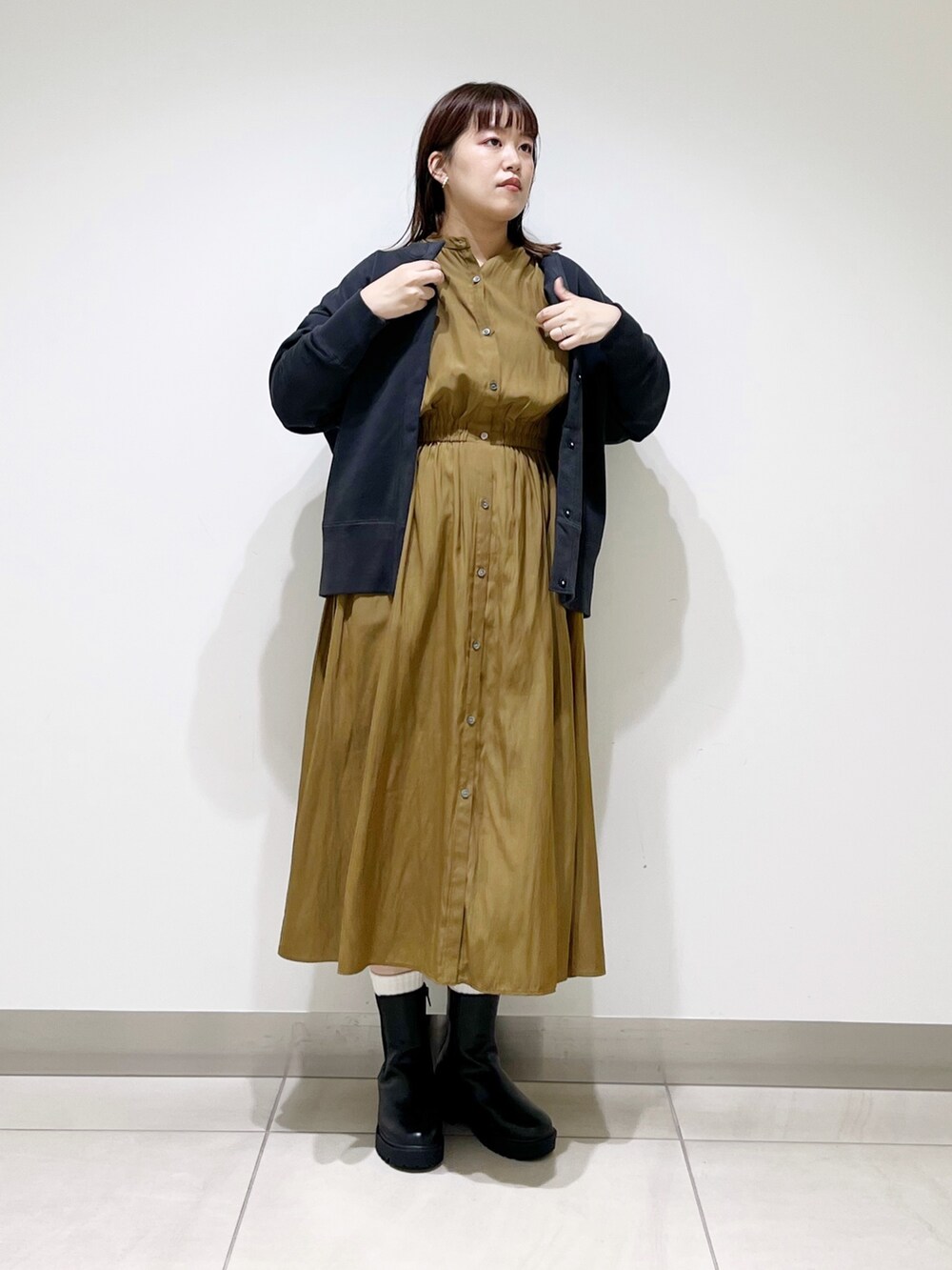 グリーン系のワンピース、その他のトップス、ブラック系のブーツを着用したレディースの秋コーディネートの3枚目の写真