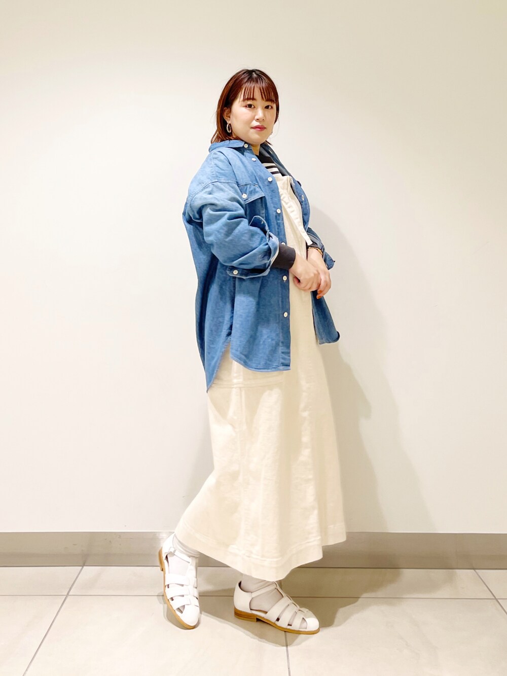 ブルー系のシャツ/ブラウス、ホワイト系のワンピース、ホワイト系のサンダルを着用したレディースの冬コーディネートの5枚目の写真