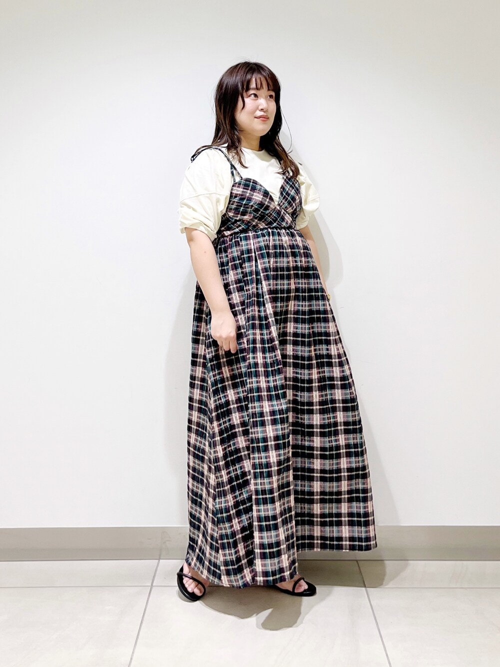 ブルー系のワンピース、ホワイト系のTシャツ/カットソー、ブラック系のサンダルを着用したレディースの春コーディネートの7枚目の写真