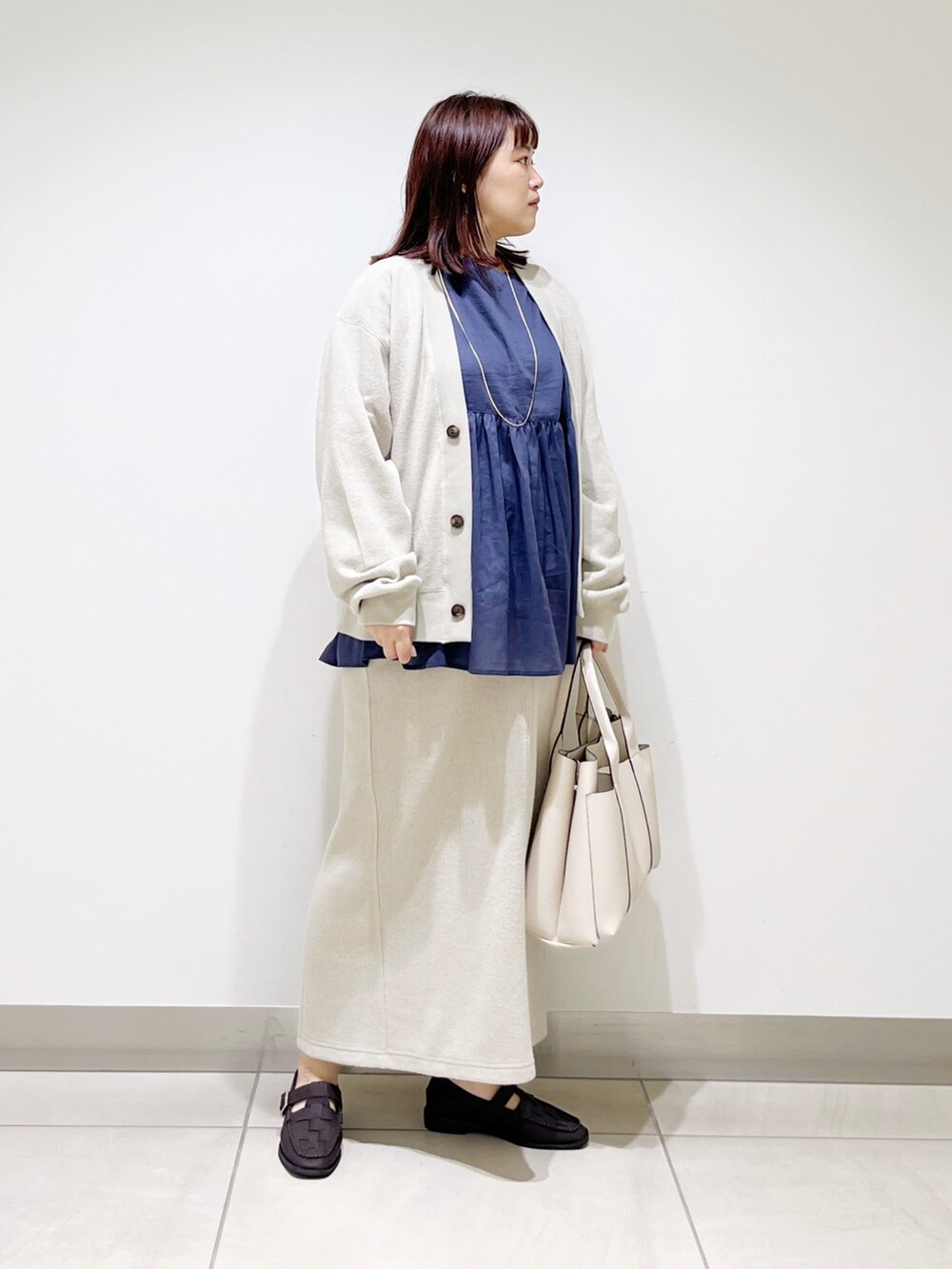 ブルー系のシャツ/ブラウス、ベージュ系のカーディガン/ボレロ、ベージュ系のスカートを着用したレディースの夏コーディネートの6枚目の写真