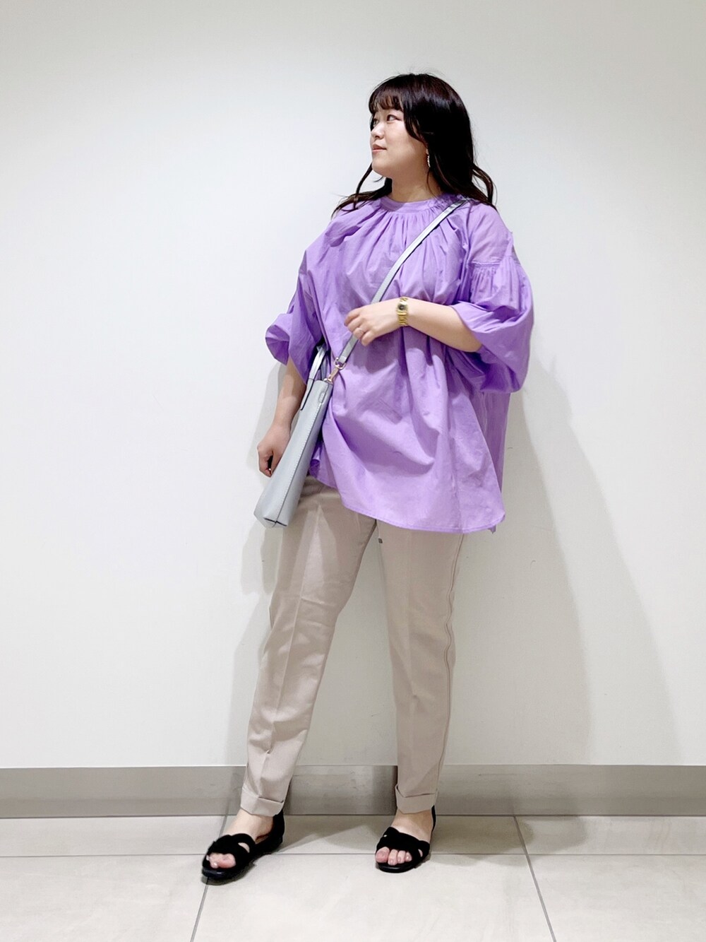 パープル系のシャツ/ブラウス、ベージュ系のその他パンツ、シルバー系のショルダーバッグを着用したレディースの春コーディネートの8枚目の写真