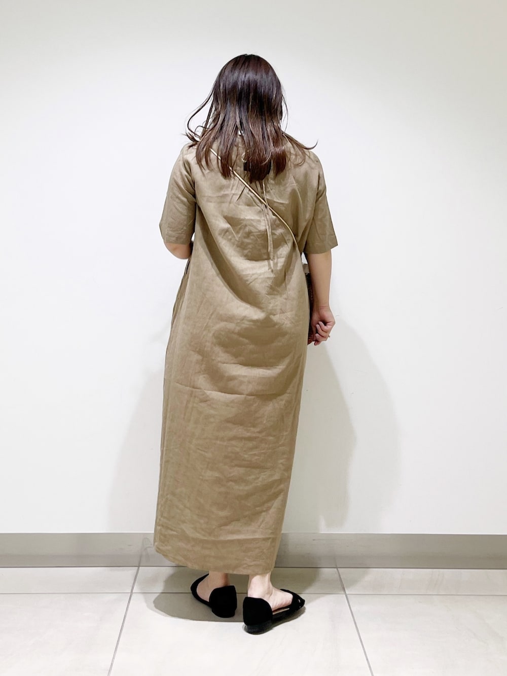 ベージュ系のワンピース、ブラウン系のショルダーバッグ、ブラック系のサンダルを着用したレディースの春コーディネートの5枚目の写真