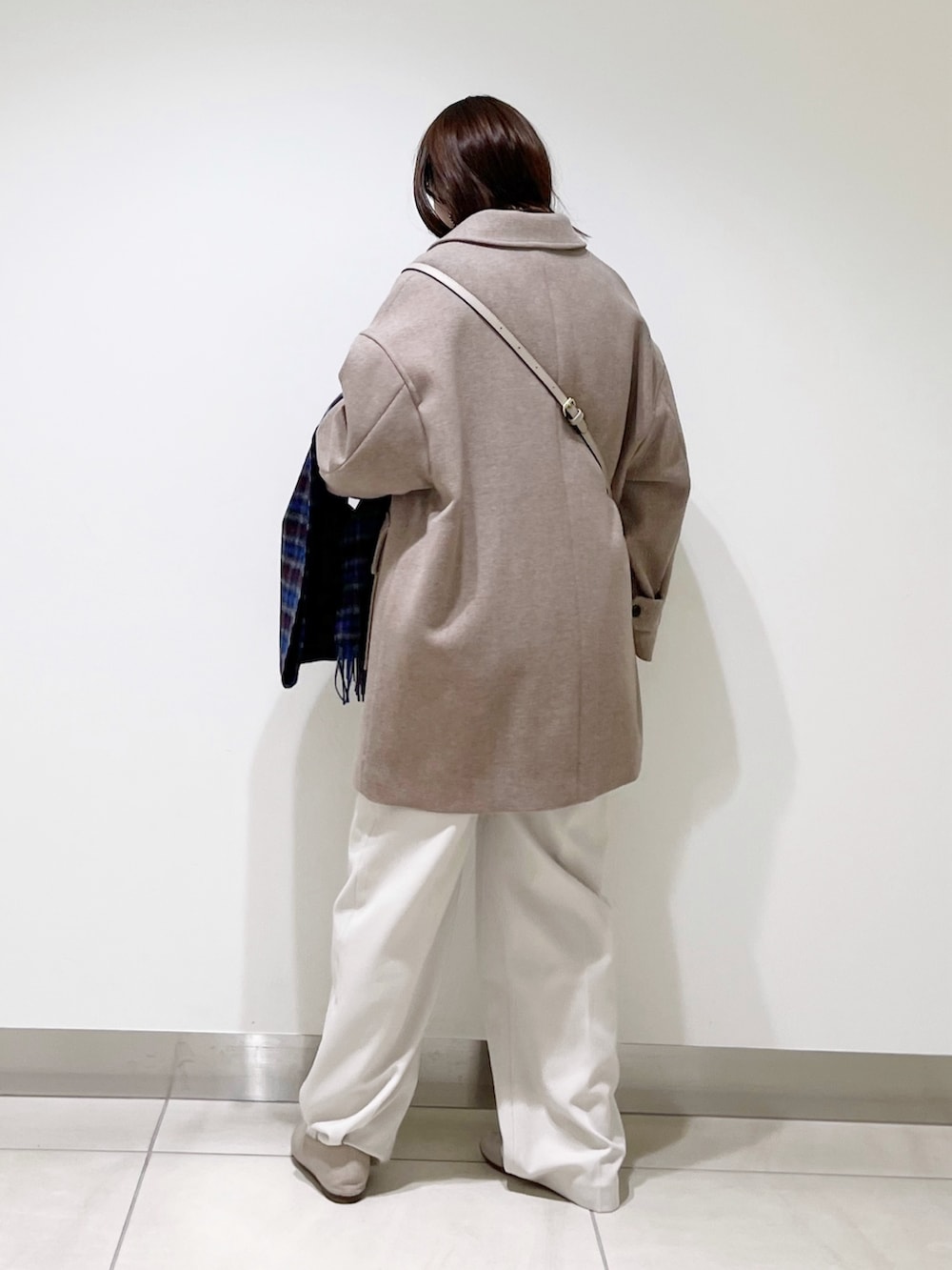 ブラウン系のその他アウター、ホワイト系のニット/セーター、ホワイト系のその他パンツを着用したレディースの冬コーディネートの7枚目の写真