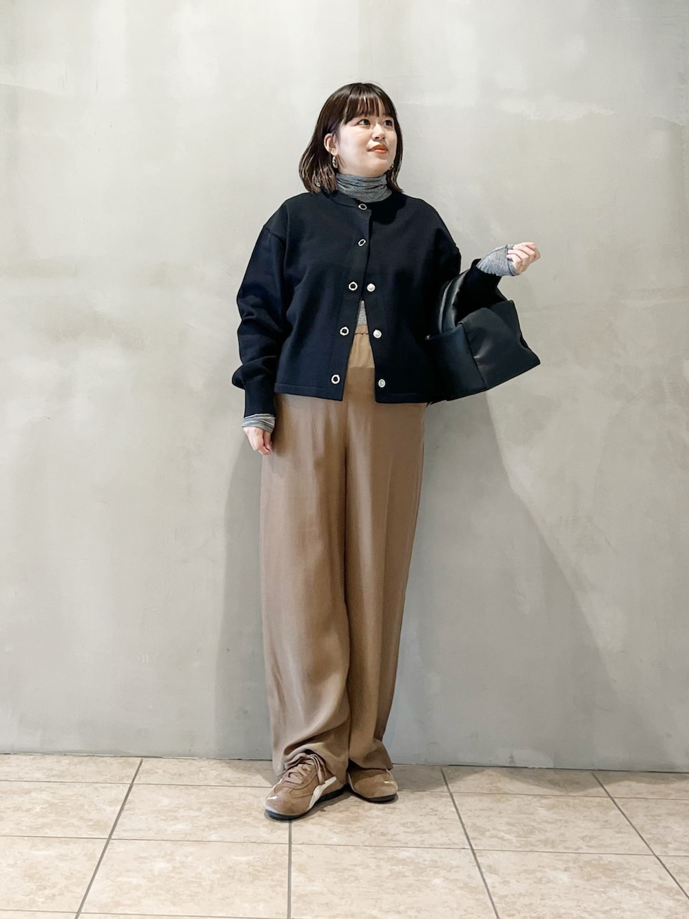 ブラック系のカーディガン/ボレロ、ベージュ系のその他パンツ、ブラック系のバッグを着用したレディースの秋コーディネートの4枚目の写真