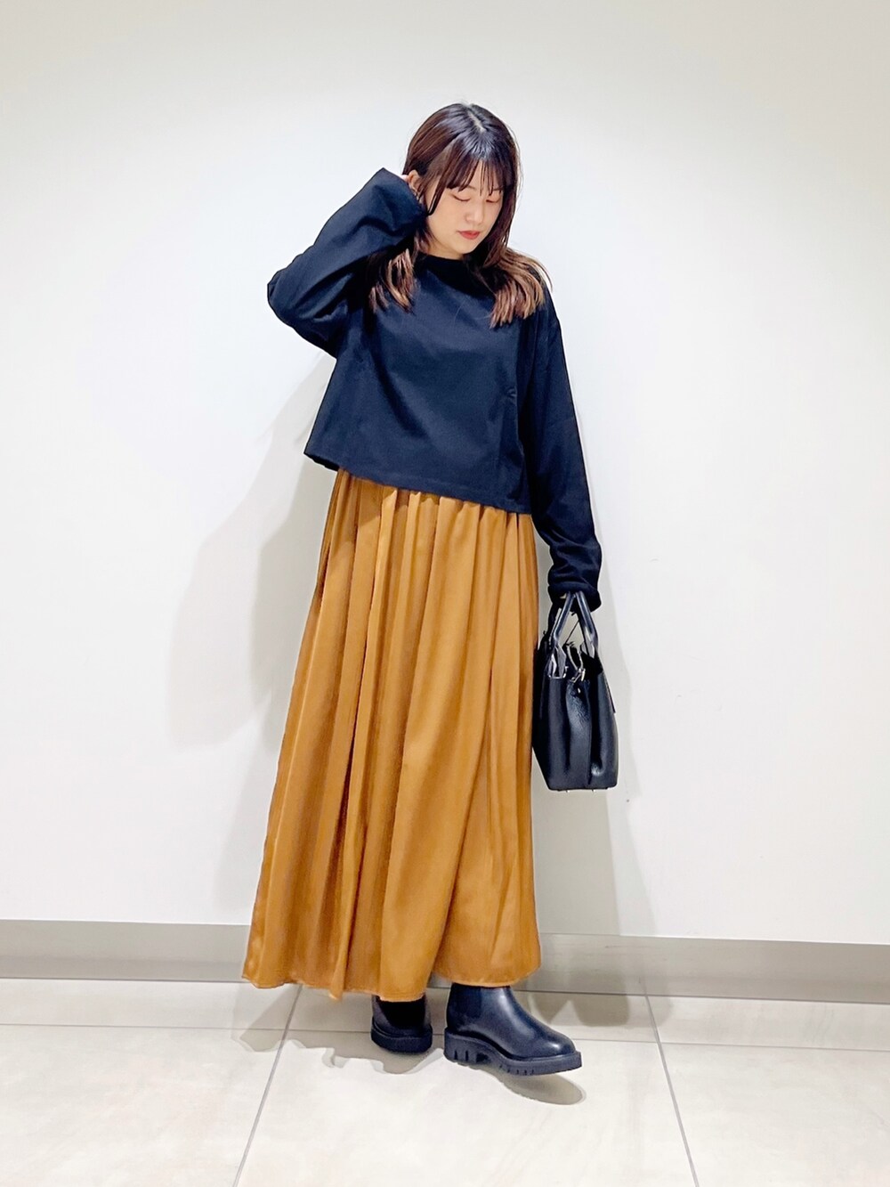 ブラック系のTシャツ/カットソー、イエロー系のパンツ、ブラック系のハンドバッグを着用したレディースの夏コーディネートの10枚目の写真