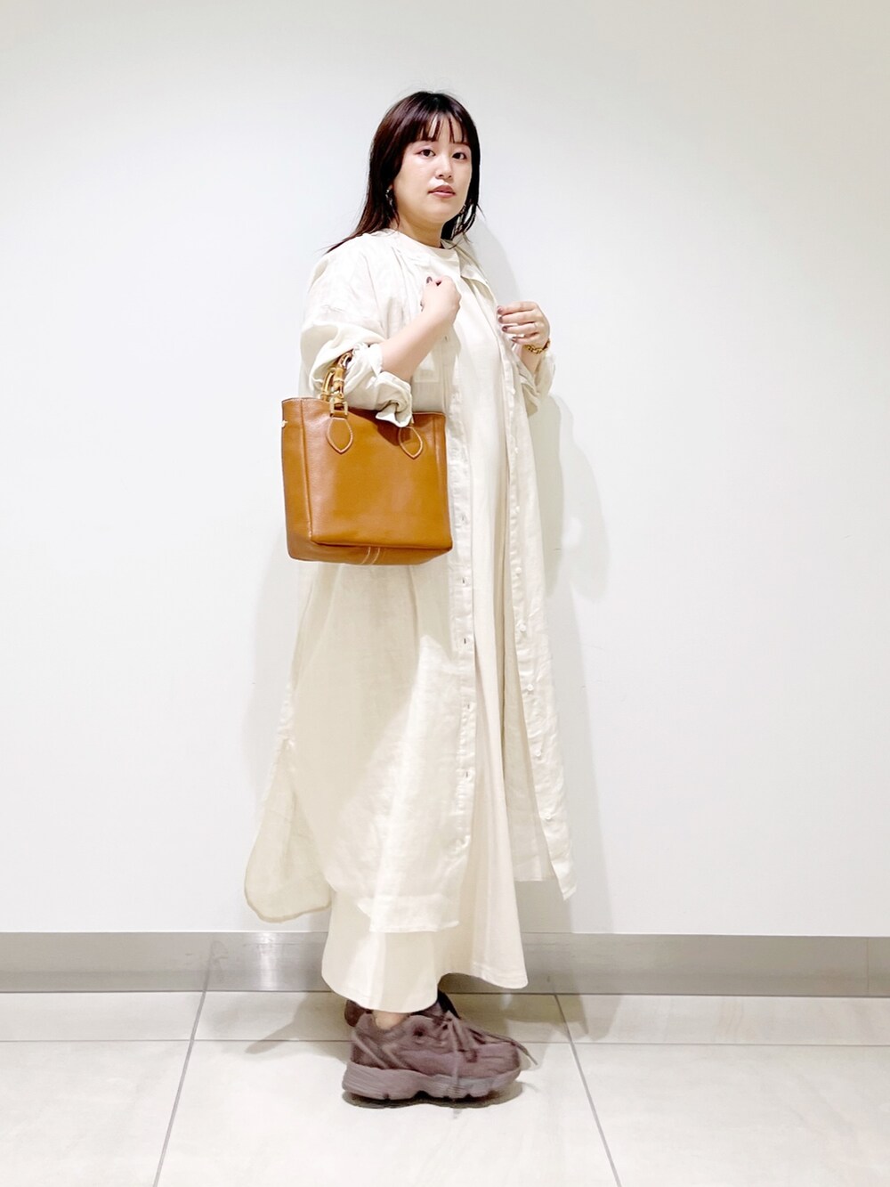 ベージュ系のワンピース、ベージュ系のワンピース、ブラウン系のトートバッグを着用したレディースの夏コーディネートの8枚目の写真