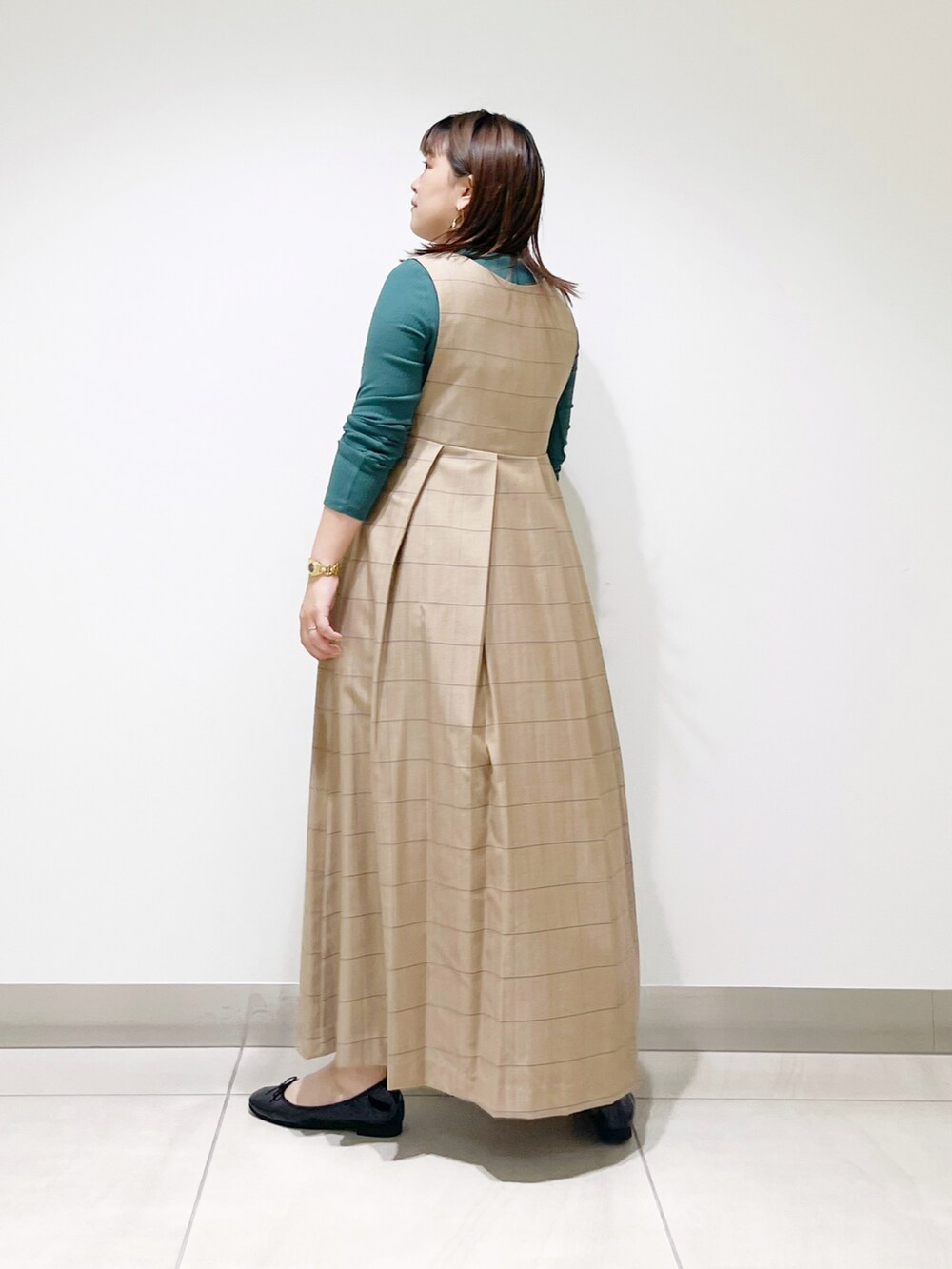 ベージュ系のワンピース、グリーン系のTシャツ/カットソー、ベージュ系のショルダーバッグを着用したレディースの夏コーディネートの4枚目の写真