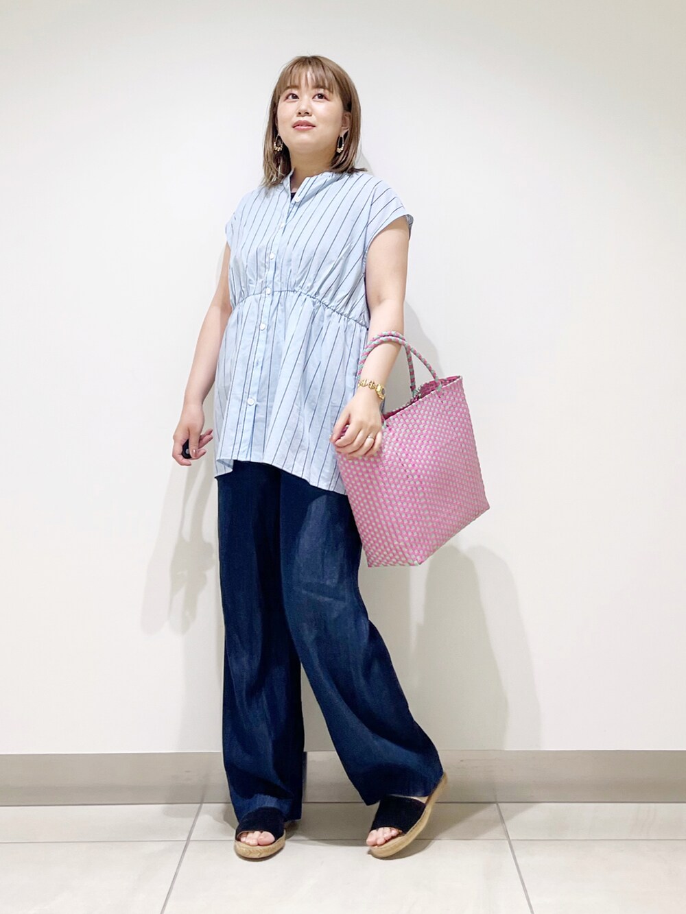 ブルー系のシャツ/ブラウス、ピンク系のトートバッグ、ブルー系のその他パンツを着用したレディースの春コーディネートの4枚目の写真