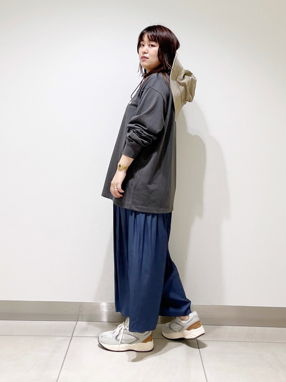 グレー系のTシャツ/カットソー、ブルー系のその他パンツ、グレー系のスニーカーを着用したレディースの夏コーディネートの5枚目の写真