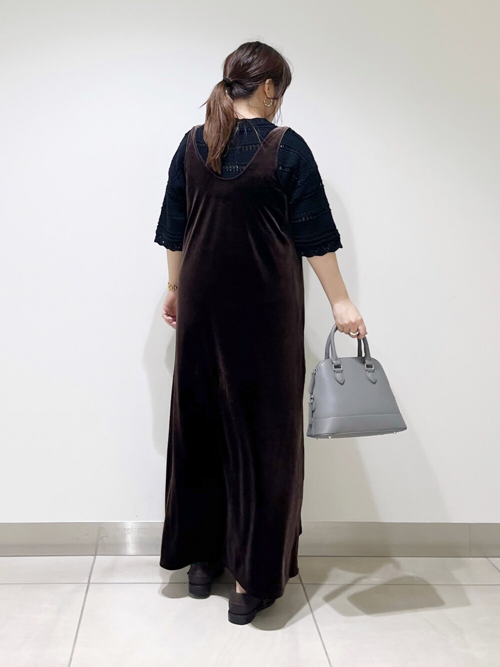 ブラウン系のワンピース/ドレス、ブラック系のニット/セーター、グレー系のショルダーバッグを着用したレディースの夏コーディネートの8枚目の写真