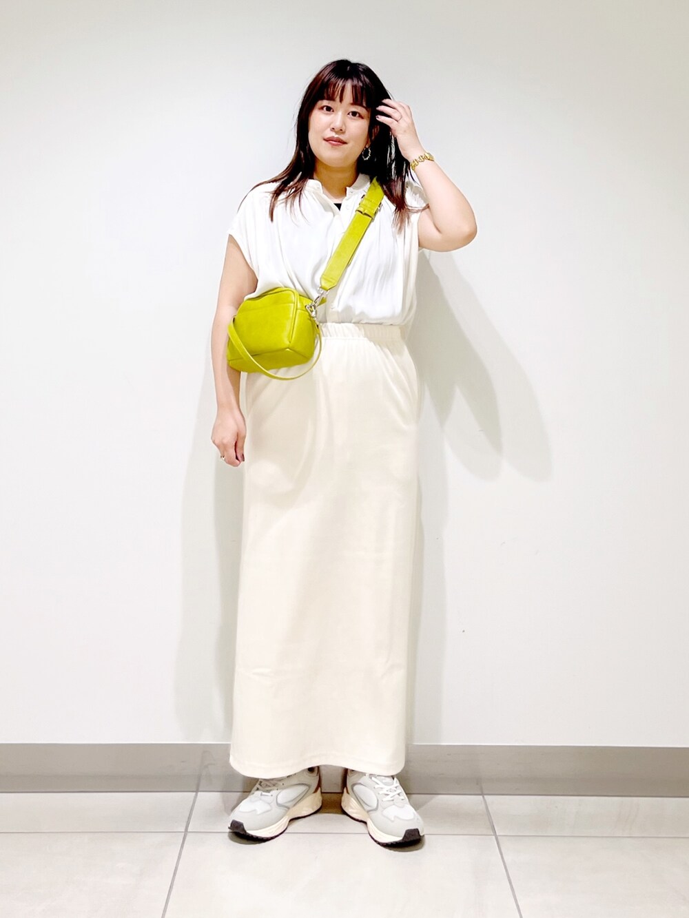 ホワイト系のシャツ/ブラウス、イエロー系のショルダーバッグ、その他のスカートを着用したレディースの夏コーディネートの5枚目の写真