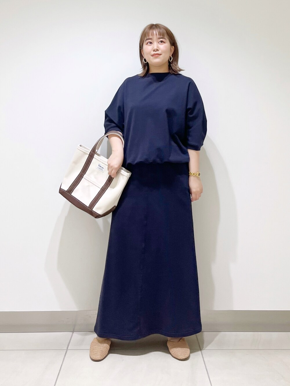 ブルー系のTシャツ/カットソー、ブルー系のスカート、イエロー系のサンダルを着用したレディースの春コーディネートの2枚目の写真