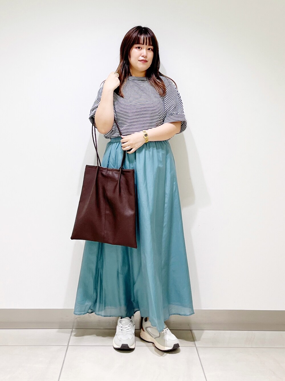 ホワイト系のTシャツ/カットソー、ホワイト系のスカート、ブラウン系のトートバッグを着用したレディースの夏コーディネートの9枚目の写真