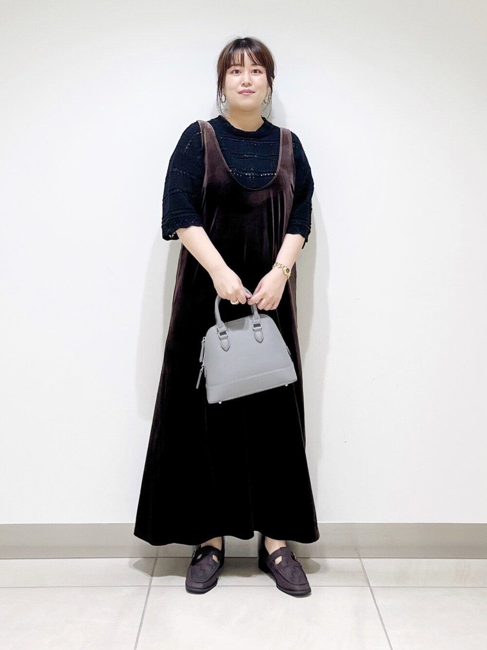ブラウン系のワンピース/ドレス、ブラック系のニット/セーター、グレー系のショルダーバッグを着用したレディースの夏コーディネートの10枚目の写真