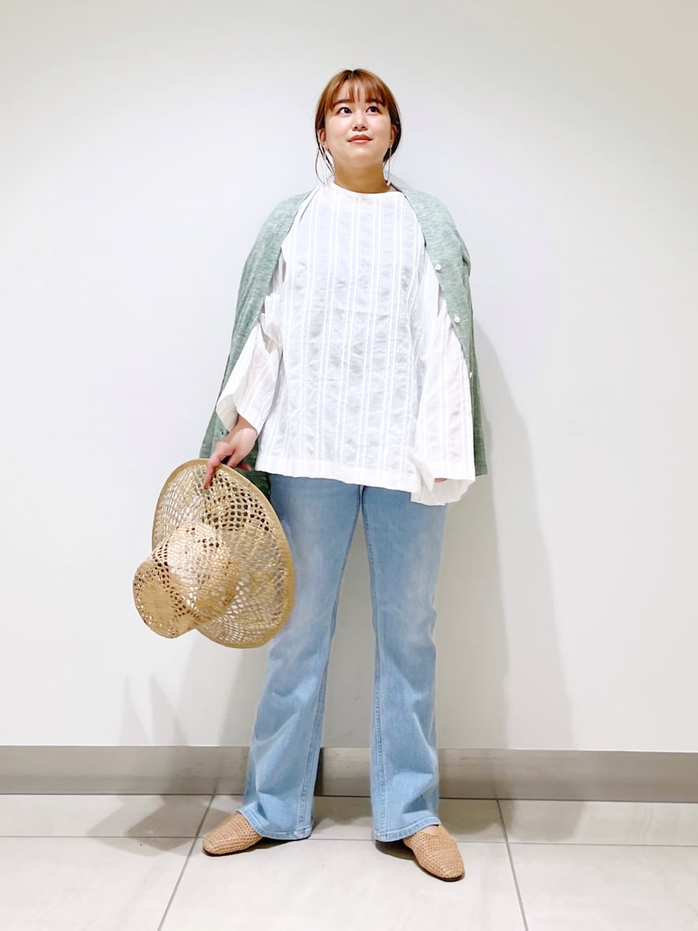 ホワイト系のシャツ/ブラウス、ブルー系のデニムパンツ、イエロー系のサンダルを着用したレディースの春コーディネートの4枚目の写真