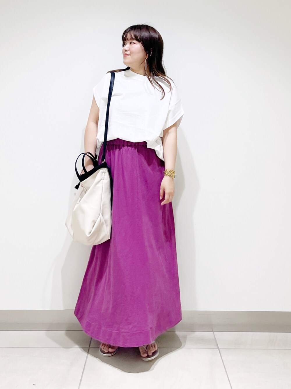 ホワイト系のTシャツ/カットソー、パープル系のスカート、ホワイト系のトートバッグを着用したレディースの夏コーディネートの10枚目の写真