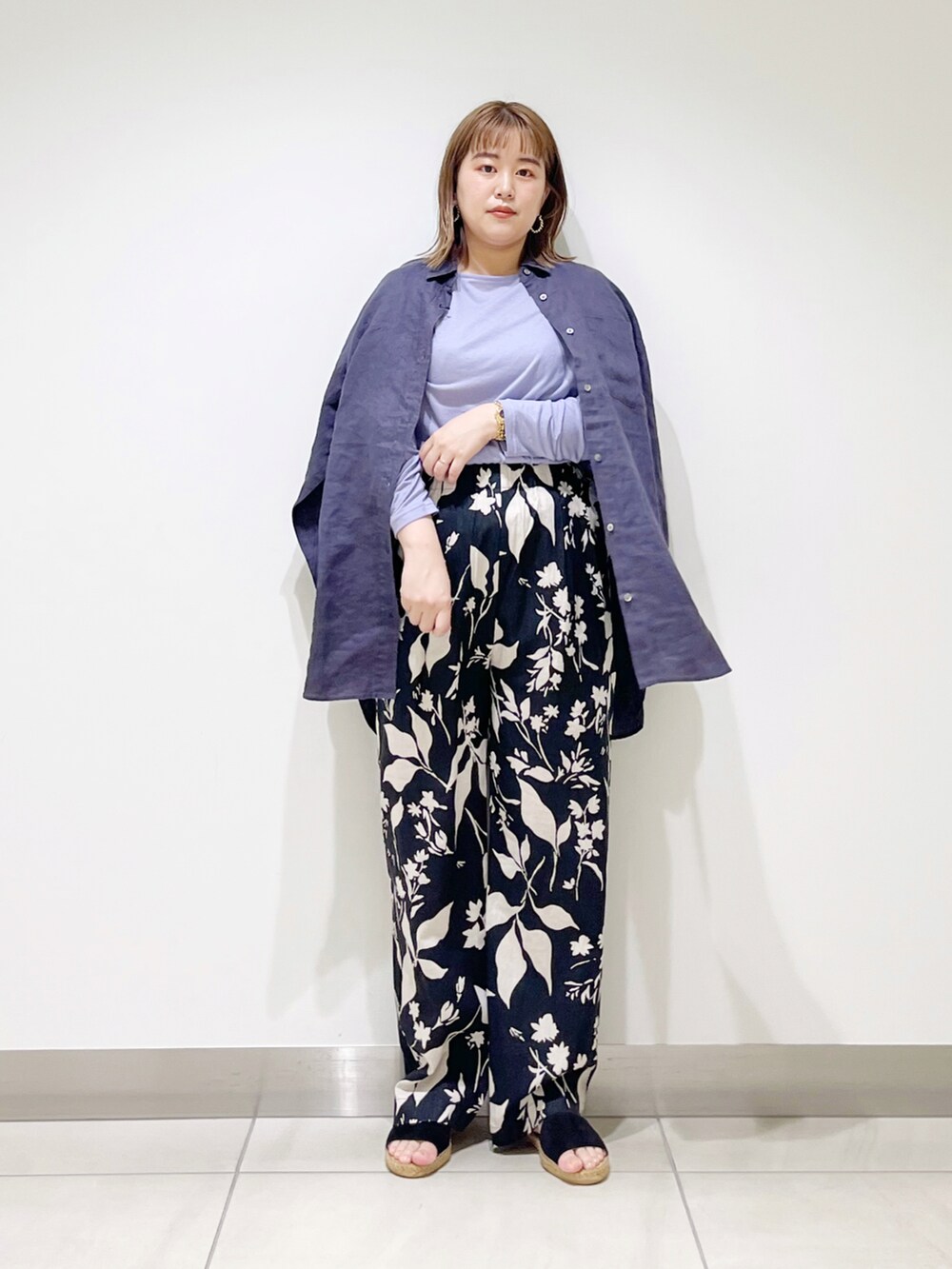 ブラック系のその他パンツ、パープル系のTシャツ/カットソー、グレー系のシャツ/ブラウスを着用したレディースの春コーディネートの3枚目の写真