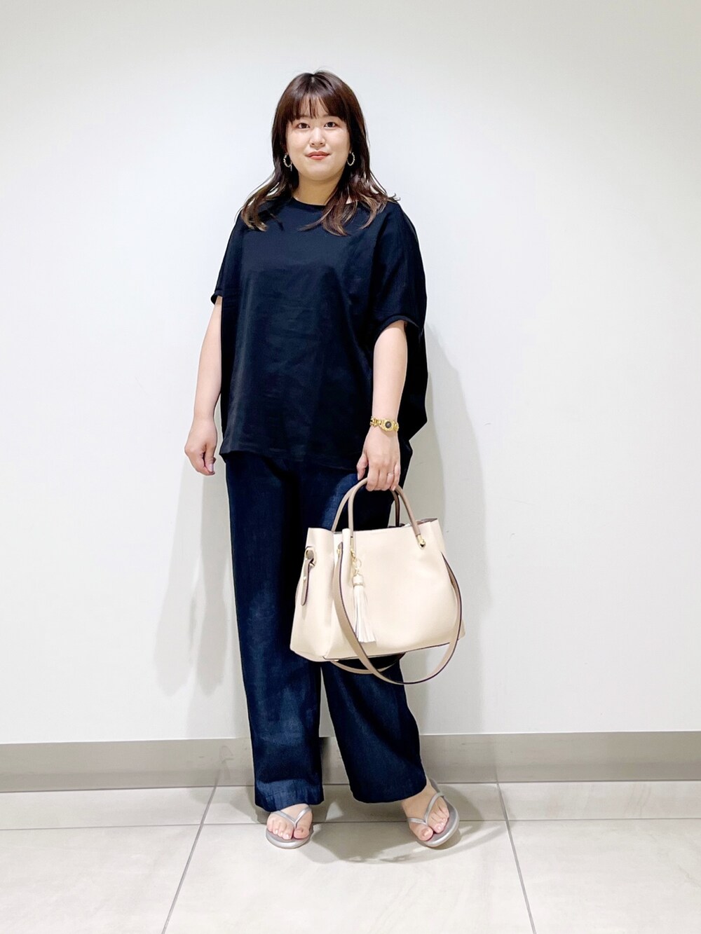 ブラック系のTシャツ/カットソー、ブルー系のその他パンツ、ホワイト系のトートバッグを着用したレディースの夏コーディネートの6枚目の写真