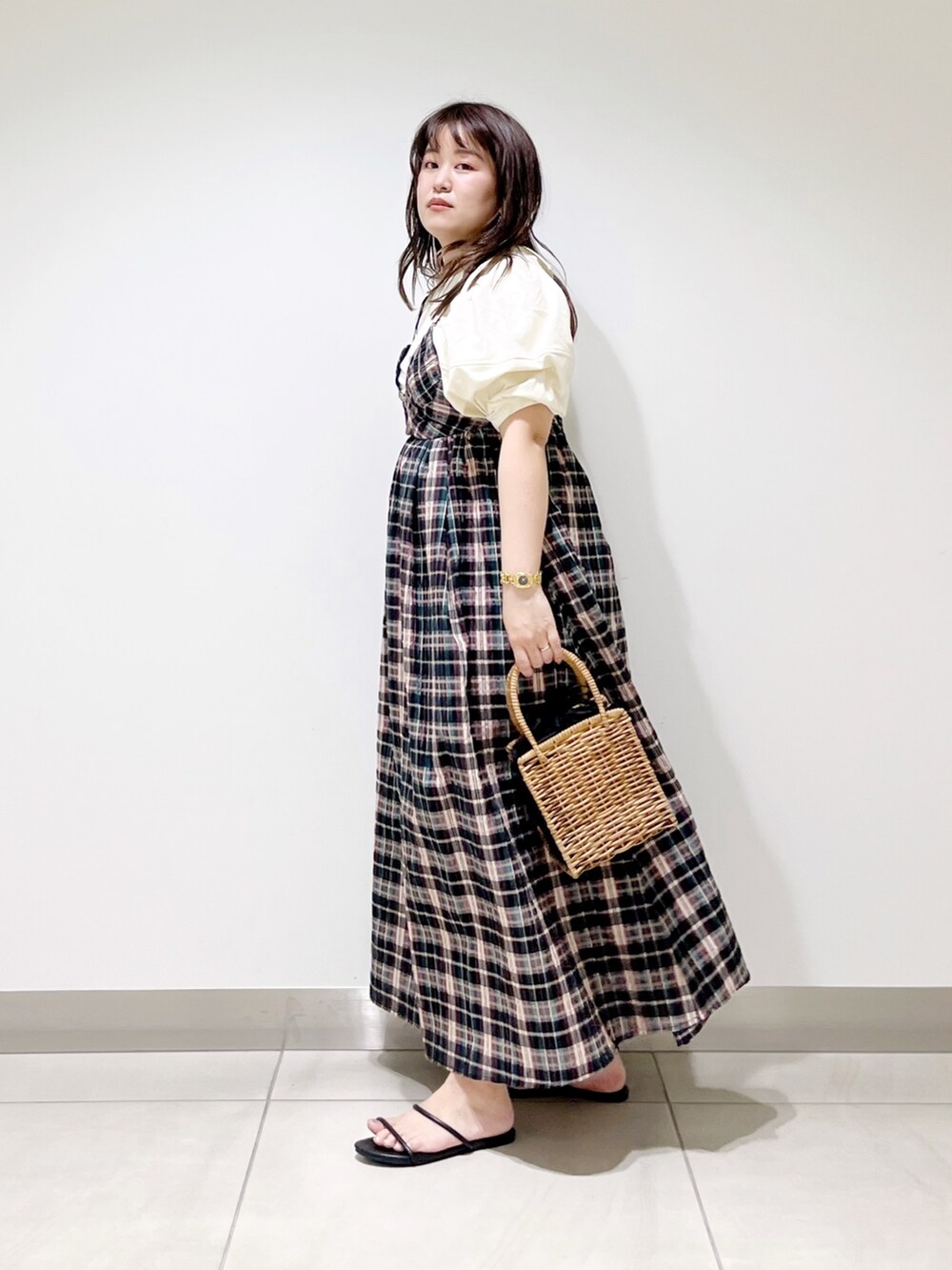 ブルー系のワンピース、ホワイト系のTシャツ/カットソー、ブラック系のサンダルを着用したレディースの春コーディネートの3枚目の写真