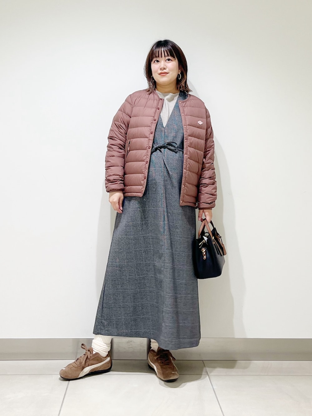 ピンク系のその他アウター、ベージュ系のニット/セーター、その他のワンピースを着用したレディースの秋コーディネートの4枚目の写真