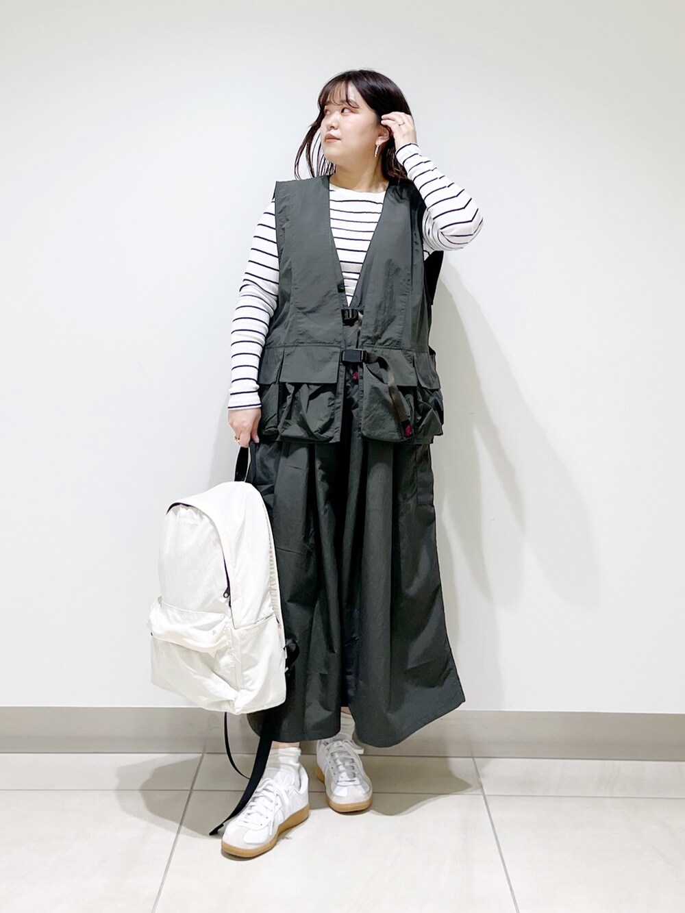 グリーン系のサロペット/オーバーオール、グリーン系のベスト、その他のTシャツ/カットソーを着用したレディースの春コーディネートの2枚目の写真