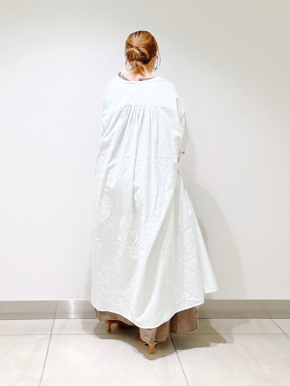 グリーン系のワンピース、ベージュ系のサンダル、グリーン系のワンピースを着用したレディースの夏コーディネートの5枚目の写真