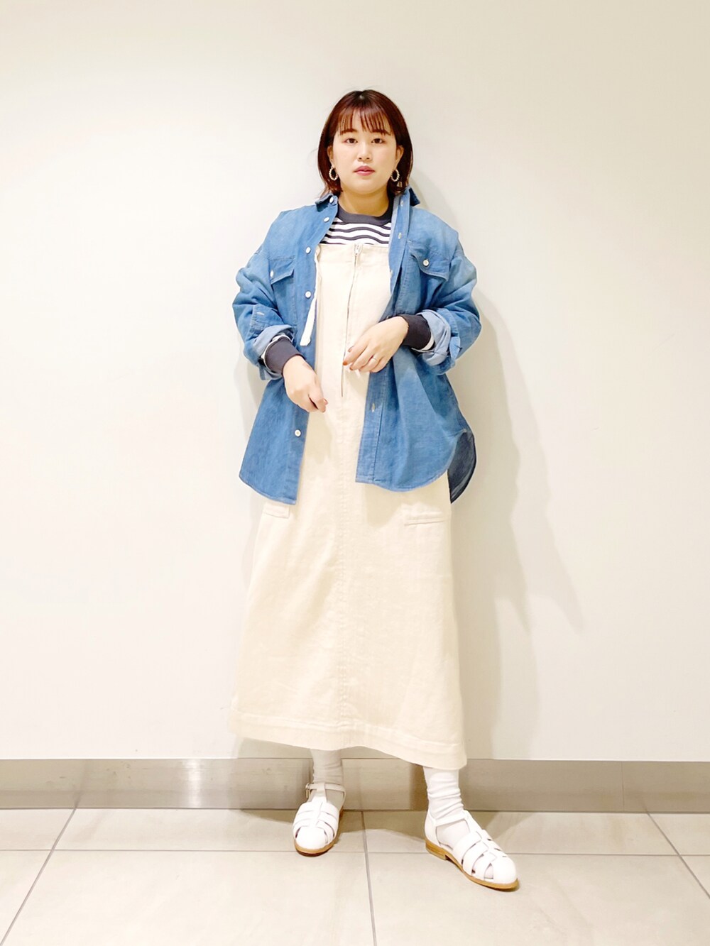 ブルー系のシャツ/ブラウス、ホワイト系のワンピース、ホワイト系のサンダルを着用したレディースの冬コーディネートの3枚目の写真