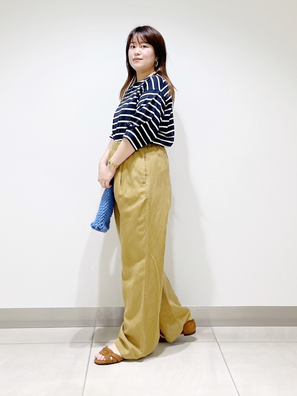 ホワイト系のTシャツ/カットソー、イエロー系のその他パンツ、ブルー系のハンドバッグを着用したレディースの夏コーディネートの9枚目の写真