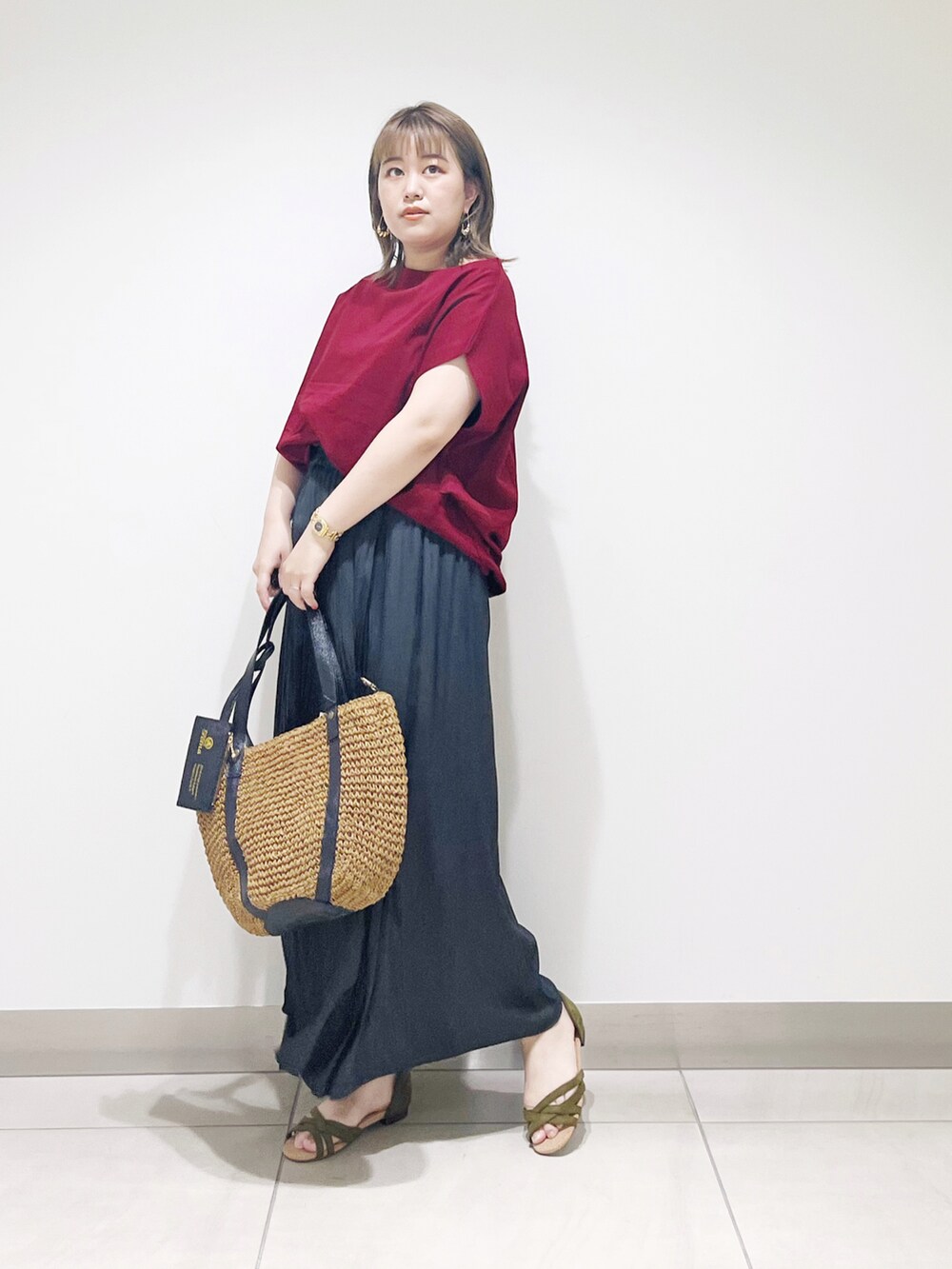 レッド系のTシャツ/カットソー、イエロー系のトートバッグ、ブラック系のその他パンツを着用したレディースの夏コーディネートの2枚目の写真