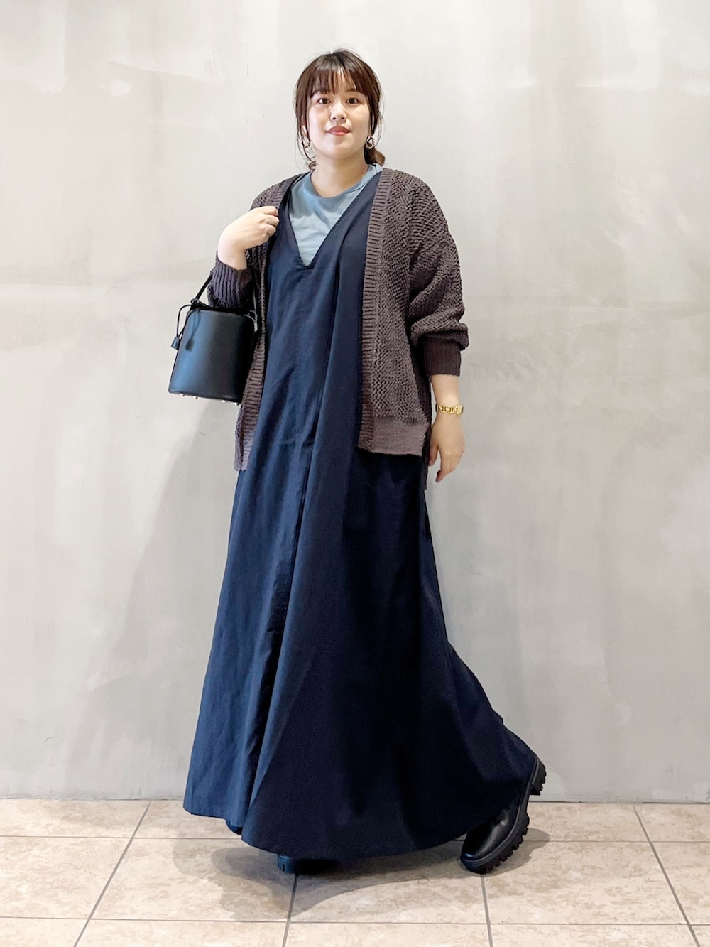 グレー系のカーディガン/ボレロ、ブルー系のワンピース、グレー系のTシャツ/カットソーを着用したレディースの夏コーディネートの3枚目の写真