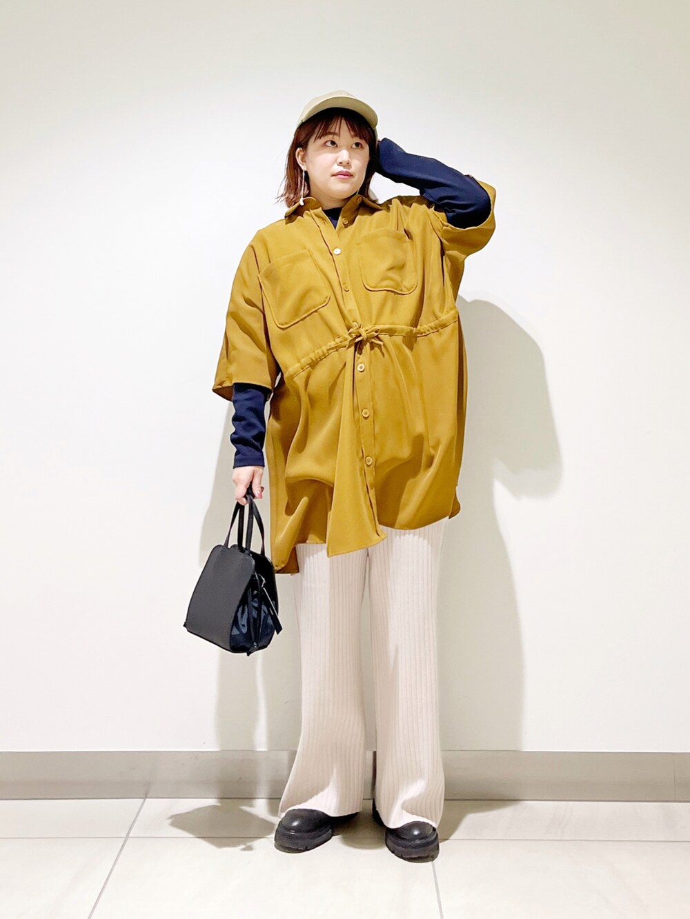 ブラウン系のシャツ/ブラウス、ブラック系のショルダーバッグ、ベージュ系のその他パンツを着用したレディースの冬コーディネートの5枚目の写真