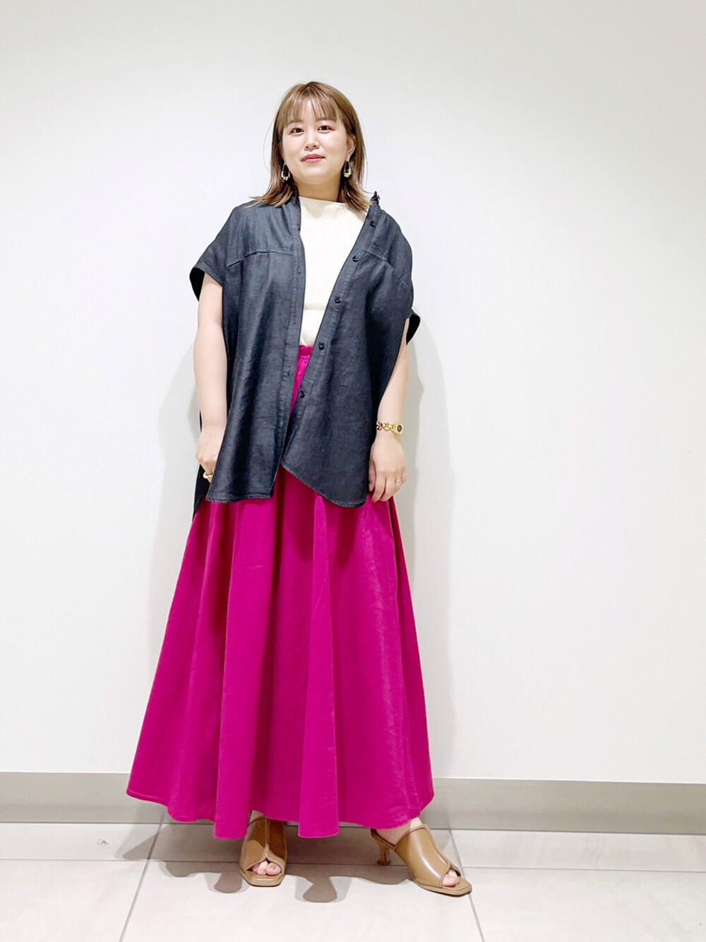 ブラック系のシャツ/ブラウス、ピンク系のスカート、ベージュ系のサンダルを着用したレディースの夏コーディネートの4枚目の写真