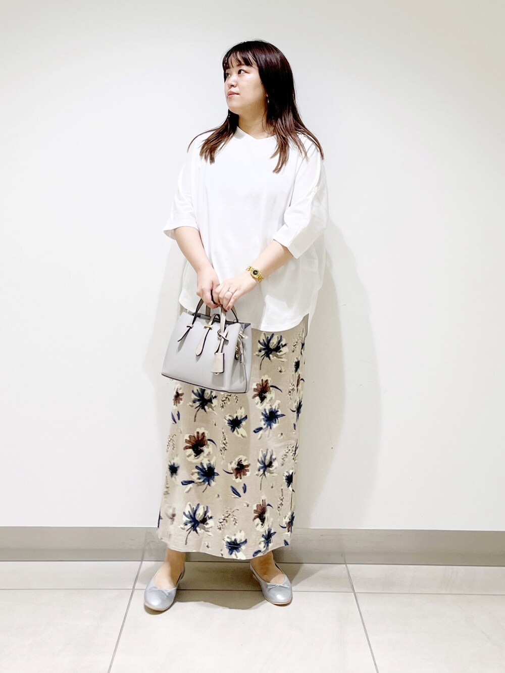 ホワイト系のTシャツ/カットソー、グレー系のトートバッグ、ブルー系のスカートを着用したレディースの夏コーディネートの2枚目の写真