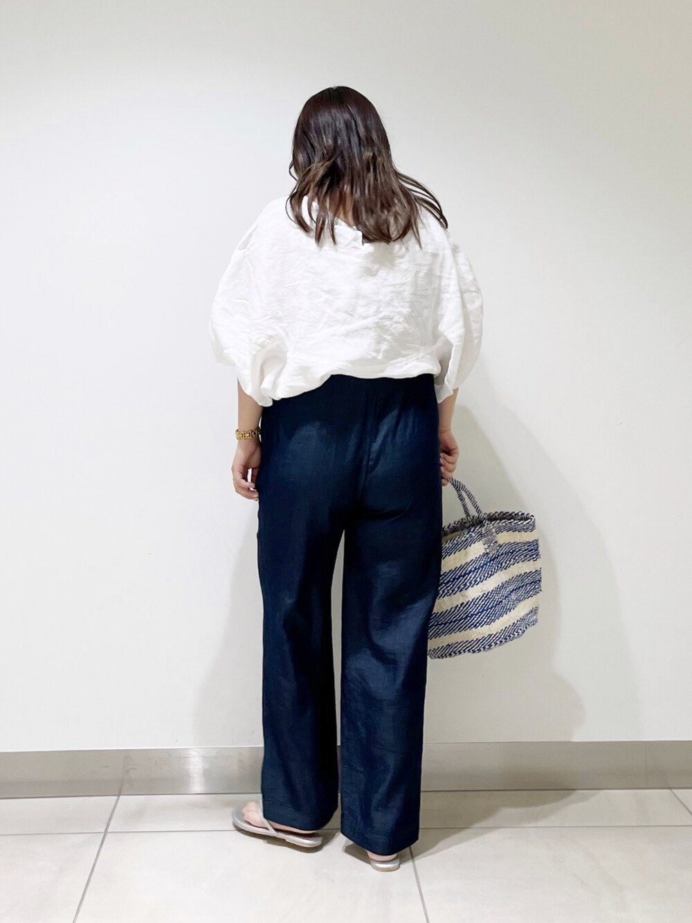 ホワイト系のシャツ/ブラウス、ブルー系のその他パンツ、ブルー系のハンドバッグを着用したレディースの夏コーディネートの4枚目の写真