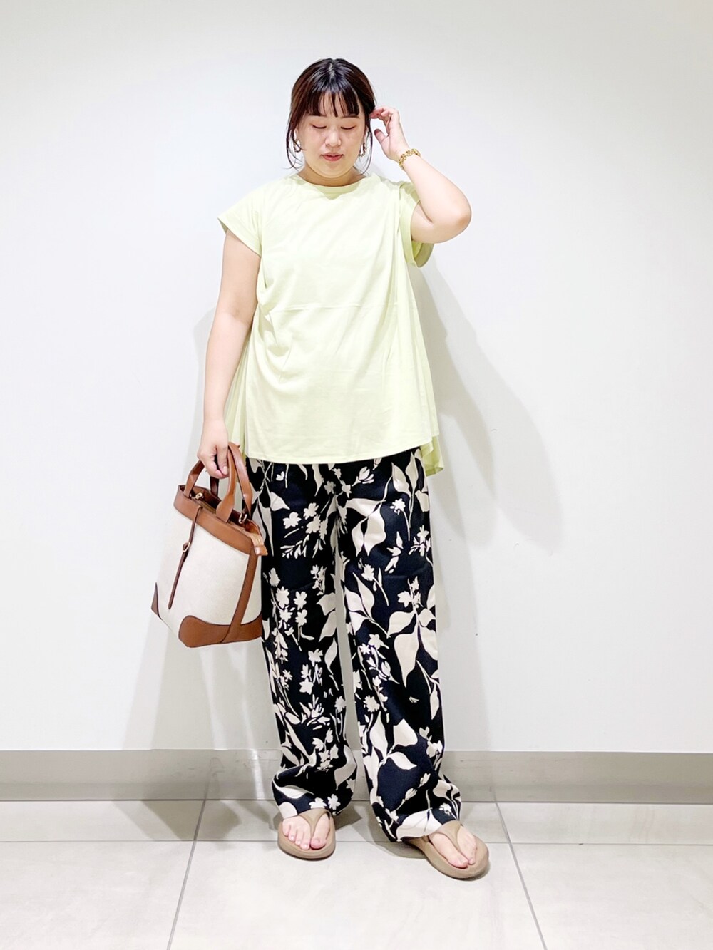 グリーン系のTシャツ/カットソー、ブラック系のその他パンツ、ブラウン系のバッグを着用したレディースの夏コーディネートの10枚目の写真